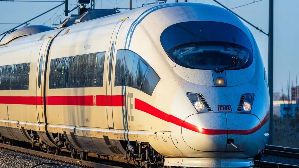 ein-ice-der-deutschen-bahn-symbolbild-hunderte-fahrgaeste-harren-stundenlang-in-einem-solchen-zug-au.webp