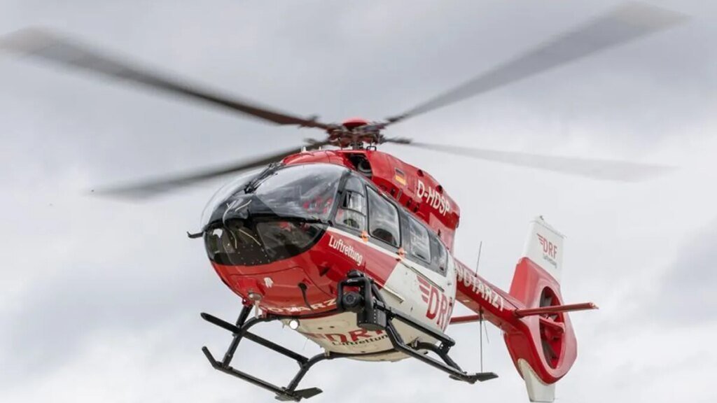 ein-rettungshubschrauber-fliegt-einen-einsatz-symbolbild.jpg