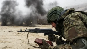 ein-russischer-soldat-bei-einer-uebung-am-strand-experten-warnen-vor-einem-moeglichen-angriff-moskau.webp