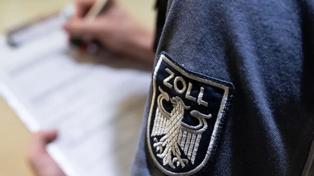 ein-zollbeamter-fuellt-einen-personalerfassungsbogen-aus-bei-durchsuchungen-in-thueringen-und-sachse.webp
