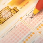 eine-kundin-fuellt-einen-eurojackpot-lotterie-schein-aus-diese-woche-gab-es-keinen-gewinner.jpg