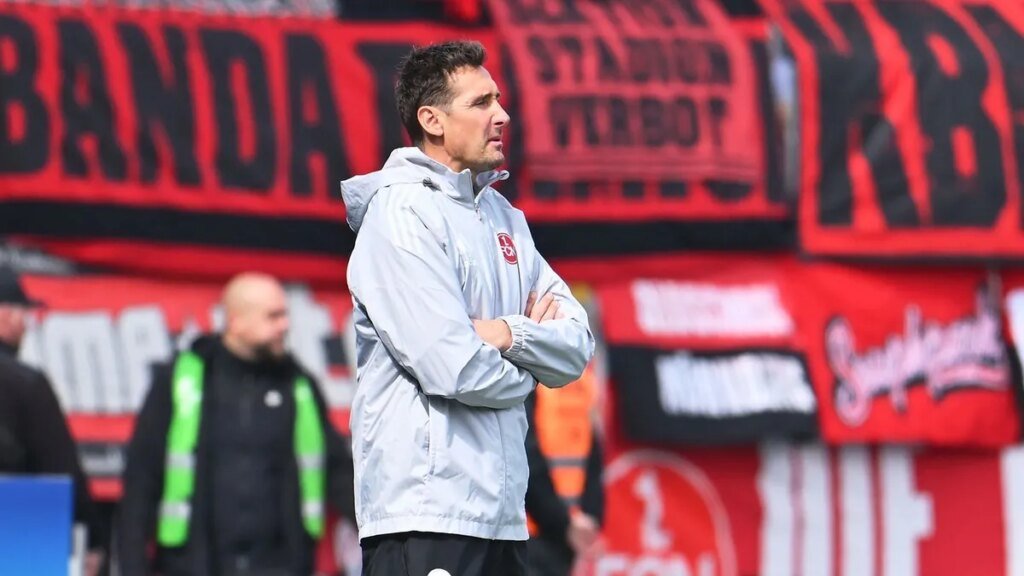 eintracht-stadion-trainer-miroslav-klose-1-fc-nuernberg-steht-am-spielfeldrand.jpg