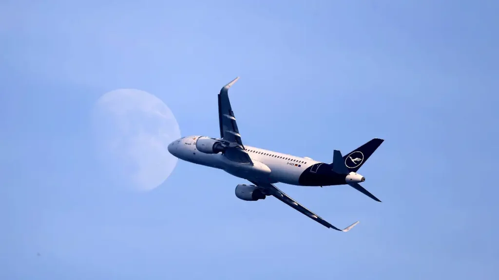 francois-gloriesmaxppp-17072024-an-airbus-a320-belonging-to-the-german-airline-lufthansa-passed-thro.webp