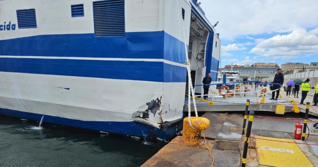 incidente-nave-porto-napoli.jpg