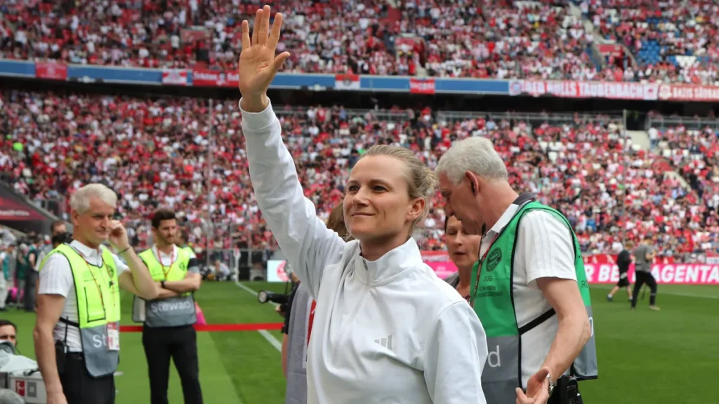 kathleen-krueger-in-der-allianz-arena-archivbild-der-hsv-will-die-40-jaehrige-offenbar-zu-den-rothos.webp