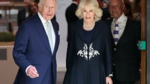 koenig-charles-iii-und-koenigin-camilla-verlassen-das-british-museum-in-london-nachdem-sie-den-endgu.webp