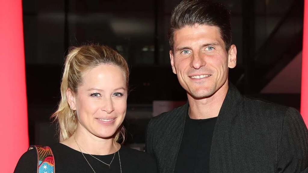 mario-gomez-und-carina-wanzung-der-fussballer-und-das-model-sind-seit-2012-ein-paar.jpg