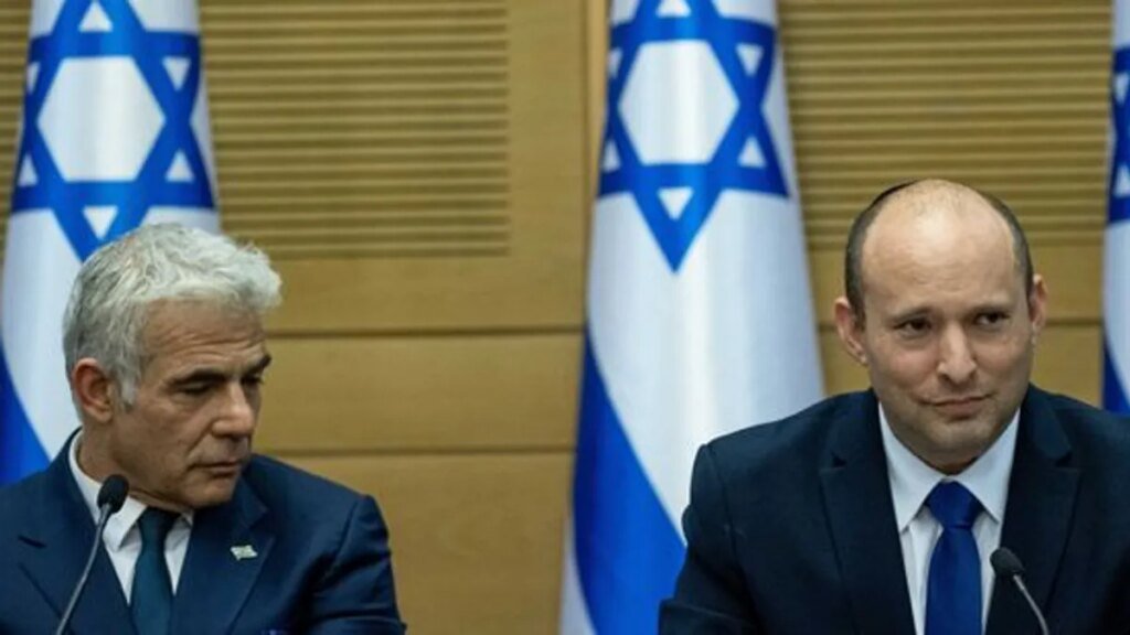 naftali-bennett-r-und-jair-lapid-waehrend-der-ersten-kabinettssitzung-der-neuen-regierung.jpg