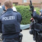 polizei-im-einsatz-die-beamten-fahnden-bei-hamburg-nach-einer-fluechtigen-person.jpg