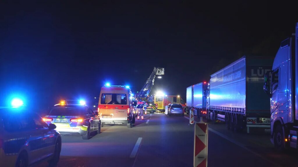 rettungskraefte-an-der-unfallstelle-der-mann-verstarb-noch-an-der-unfallstelle.jpg