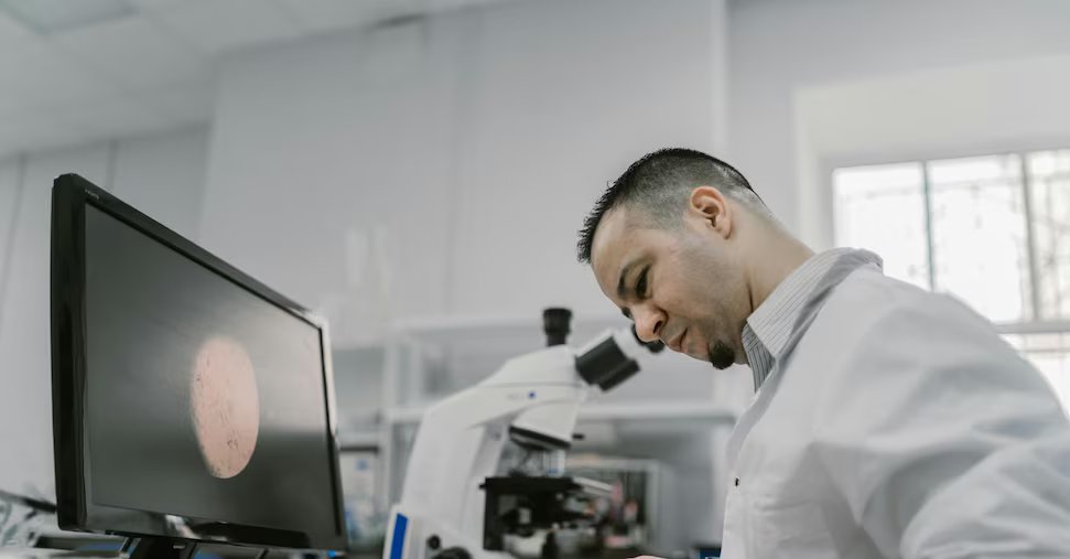 ricercatore_microscopio-U36068457673IjJ-1440x752@IlSole24Ore-Web.jpg