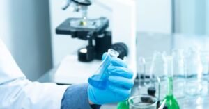 ricercatore_provetta-U10676352016rmG-1440x752@IlSole24Ore-Web.jpg
