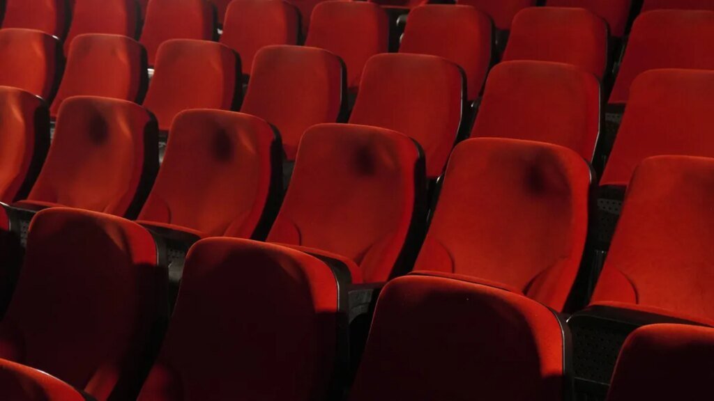 rote-kinosessel-symbolbild-in-berlin-werden-alte-sitze-fuer-einen-guenstigen-preis-verkauft.jpg