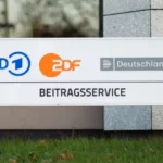 schild-des-beitragsservice-symbolbild-die-rundfunkabgabe-muss-jeder-haushalt-in-deutschland-zahlen.j.webp