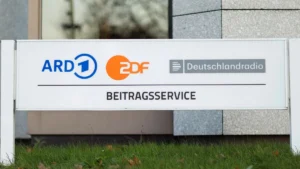 schild-des-beitragsservice-symbolbild-die-rundfunkabgabe-muss-jeder-haushalt-in-deutschland-zahlen.j.webp