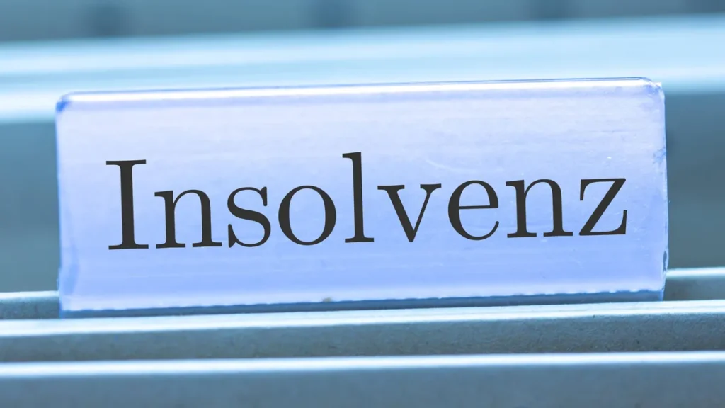 schild-mit-der-aufschrift-insolvenz-symbolbild-das-unternehmen-aus-norddeutschland-soll-gerettet-wer.webp