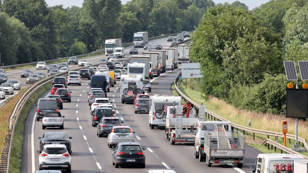 stau-auf-der-autobahn-deu-deutschland-bei-hamburg-fahrzeuge-stauen-sich-zu-ferienbeginn-auf-der-auto.webp