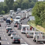 stau-auf-der-autobahn-deu-deutschland-bei-hamburg-fahrzeuge-stauen-sich-zu-ferienbeginn-auf-der-auto.webp