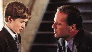 szene-aus-th-the-sixth-sense-haley-joel-osment-und-bruce-willis-standen-fuer-den-film-gemeinsam-vor.webp