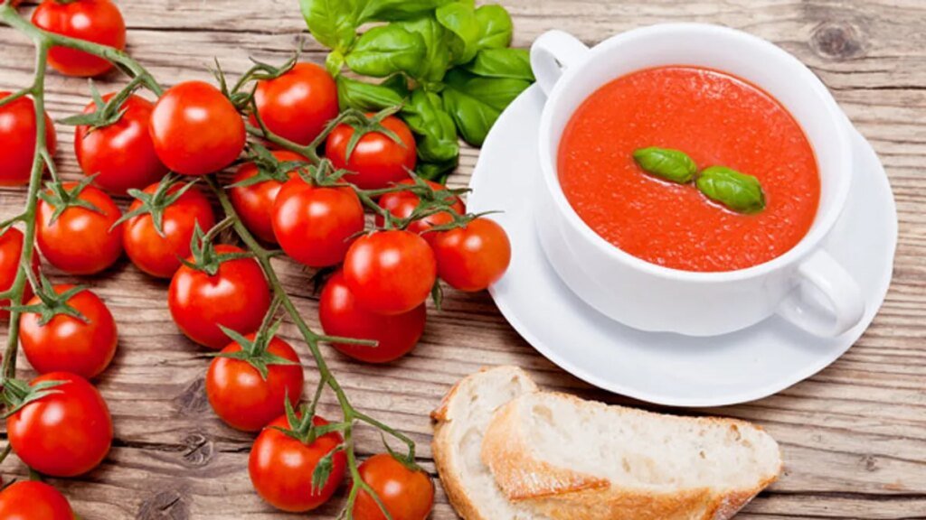 tomatensuppe-kommt-lieber-in-den-mund-anstatt-auf-kleidung.jpg