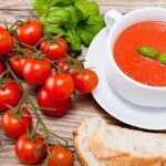 tomatensuppe-kommt-lieber-in-den-mund-anstatt-auf-kleidung.jpg
