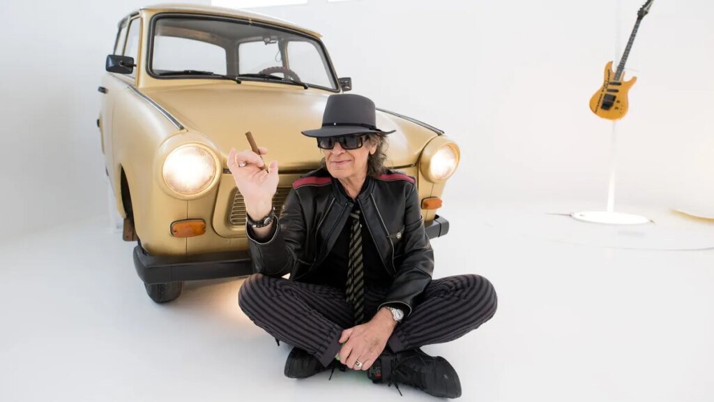 udo-lindenberg-mit-dem-goldenen-schmuckstueck-ein-teil-hat-nun-den-besitzer-gewechselt.jpg
