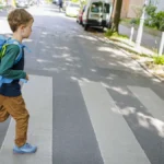 unterschaetzte-gefahr-wer-kinder-per-handzeichen-ueber-die-strasse-bittet-provoziert-unter-umstaende.webp