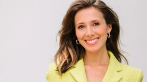vanessa-civiello-sie-stand-fuer-die-formate-punkt-6-punkt-7-punkt-8-vor-der-kamera.jpg
