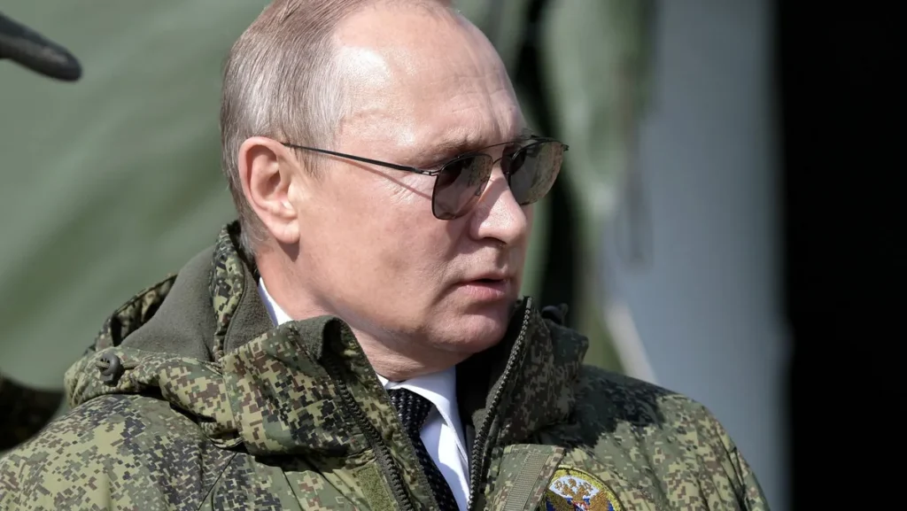 wladimir-putin-in-uniform-2019-zu-seinen-tatsaechlichen-plaenen-haelt-sich-der-praesident-bedeckt.jp_.webp