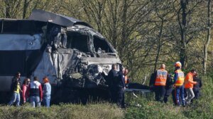 wrackteile-nach-einem-tgv-unfall-in-frankreich-fuer-den-lokfuehrer-kam-jede-hilfe-zu-spaet.jpg
