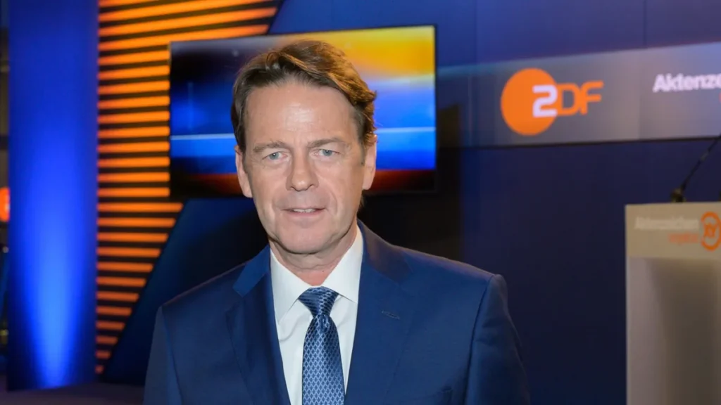 zdf-moderator-rudi-cerne-im-aktenzeichen-xy-studio-archivfoto-koelner-ermittler-hoffen-auf-hinweise.webp