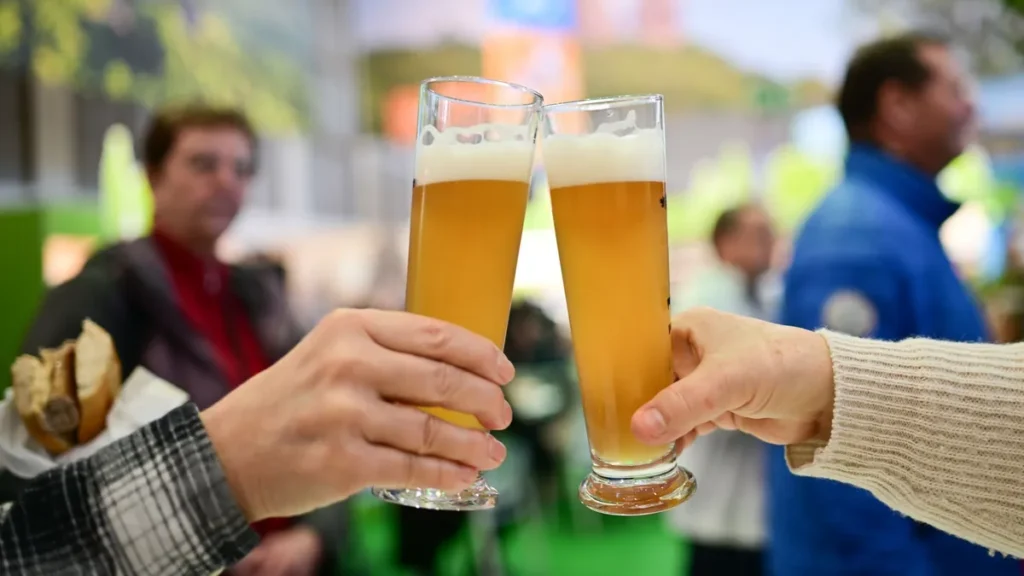 zwei-personen-stossen-mit-einem-bier-an-zu-dpa-alkoholfreies-bier-mit-promille-brauerei-ruft-weizen.webp