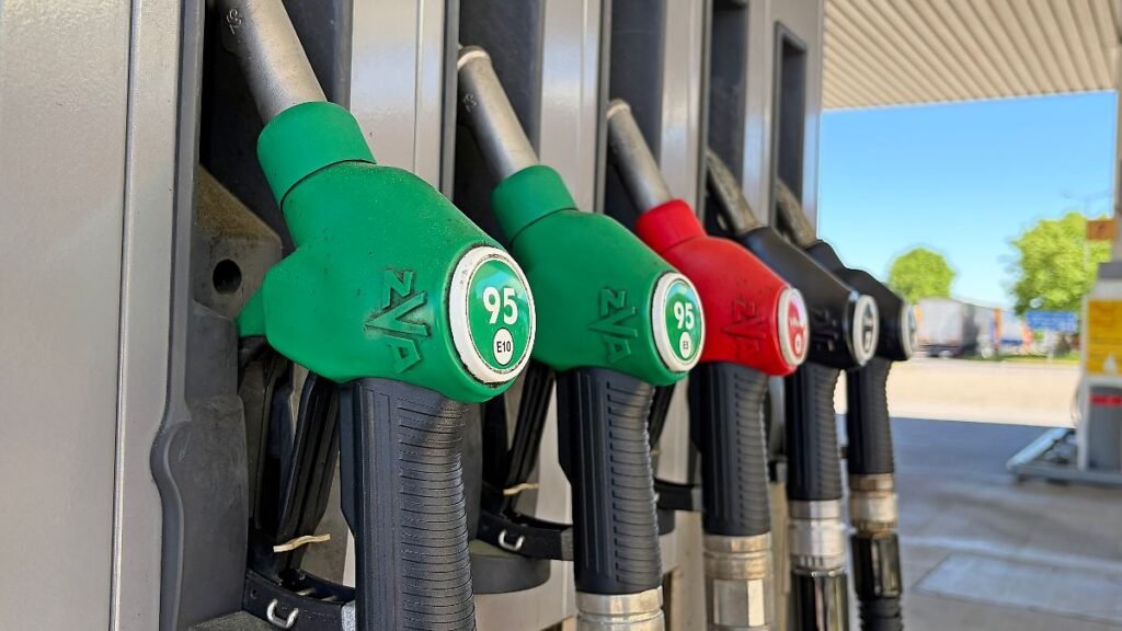01-05-2026-Wirtschaft-v-l-Das-Bild-zeigt-eine-Reihe-von-Zapfpistolen-an-einer-Tankstelle-die-verschi.jpeg