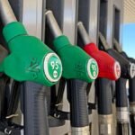 01-05-2026-Wirtschaft-v-l-Das-Bild-zeigt-eine-Reihe-von-Zapfpistolen-an-einer-Tankstelle-die-verschi.jpeg