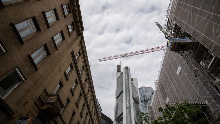 05-05-26-Frankfurt-Symbolfoto-Illustrationsbild-Symbolbild-Illustrationsfoto-Alltagsszene-Blick-auf.jpeg