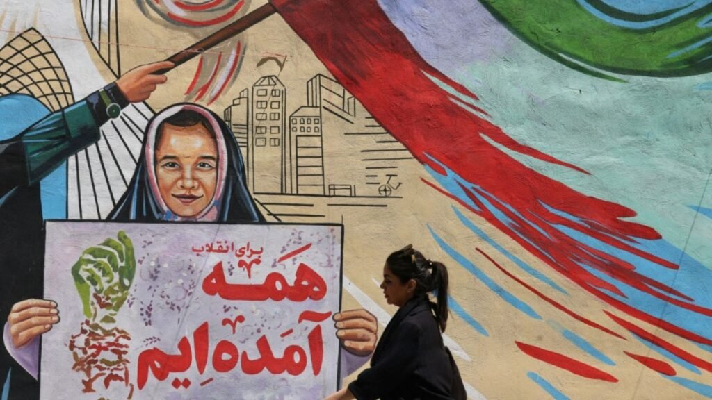 11-iranerin-vor-politischem-wandgemaelde-in-teheran-8499958c558e5d68.jpg