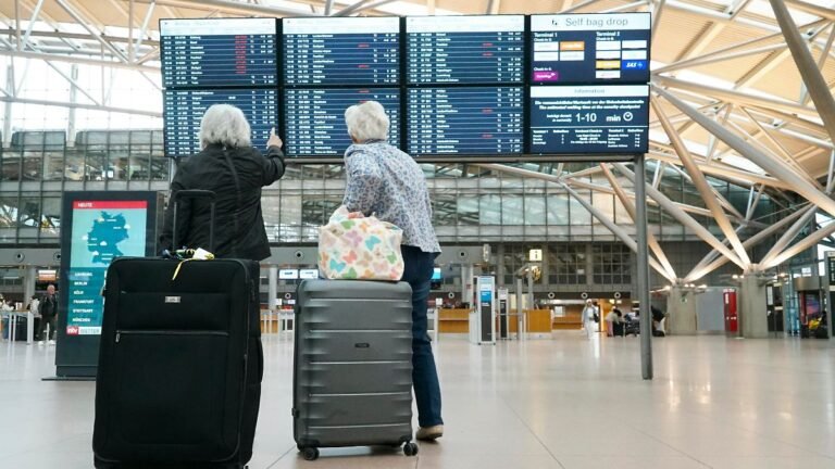 1777879687_CNTV-LUFTHANSA-Warnstreik-bei-Lufthansa-und-Eurowings-Piloten-Urlauber-stehen-vor-der-Anzeigetafel-g.jpeg