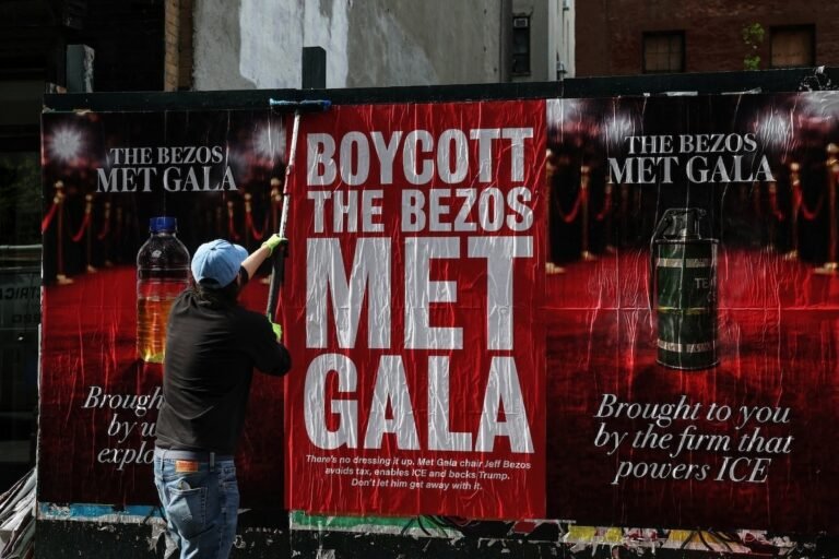 1777890139-2026-04-15T145052Z_793805241_RC2QPKA0EO5E_RTRMADP_3_PEOPLE-BEZOS-PROTEST.jpg