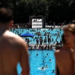 1780244107_im-koelner-stadionbad-geniessen-badegaeste-bei-sommerlichen-temperaturen-die-freibad-saison-das-rhei.webp