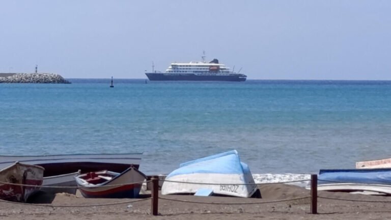 2026-05-04T153002Z-1355855329-RC2B2LAP7RSG-RTRMADP-3-CRUISESHIP-HANTAVIRUS-UPDATE.jpg