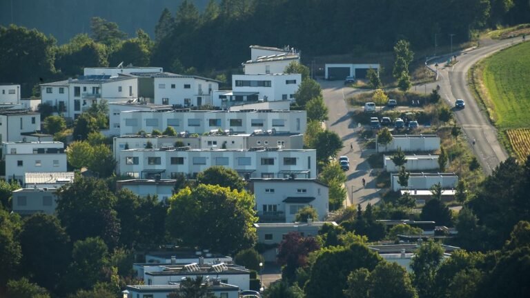 25-08-2025-Eichstaett-Bayern-Deutschland-Einfamilien-Reihenhaeuser-im-Nachbarort-Rebdorf-im-Altmuehl.jpeg