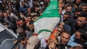 CORRECTION-Mourners-gather-prior-to-the-burial-of-Hamas-leader-Mohammed-Odeh-and-other-Palestinians.jpeg