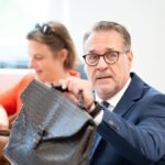Der-ehemalige-Chef-der-rechten-FPOe-Christian-Strache-sitzt-vor-Prozessbeginn-im-Straflandesgericht.jpeg