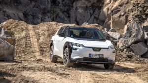 Der-ueberarbeitete-Subaru-Solterra-kann-sich-im-leichten-bis-mittelschweren-Gelaende-gut-in-Szene-se.jpeg