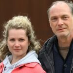 Die-Schauspieler-Martin-Brambach-und-Cornelia-Groeschel-stehen-bei-einem-Fototermin-am-Set-zu-den-Dr.jpeg