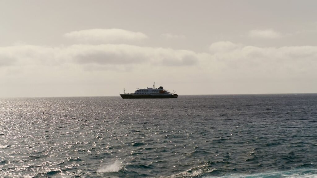 Ein-Blick-auf-das-Kreuzfahrtschiff-Hondius-bei-Praia-Kap-Verde-Nach-einem-ungewoehnlichen-Ausbruch-d.jpeg