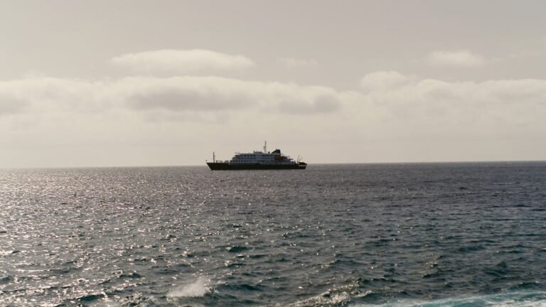 Ein-Blick-auf-das-Kreuzfahrtschiff-Hondius-bei-Praia-Kap-Verde-Nach-einem-ungewoehnlichen-Ausbruch-d.jpeg
