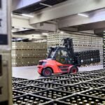 Ein-Gabelstapler-ist-in-der-Logistik-der-Warsteiner-Brauerei-zwischen-Bierkaesten-unterwegs.jpg
