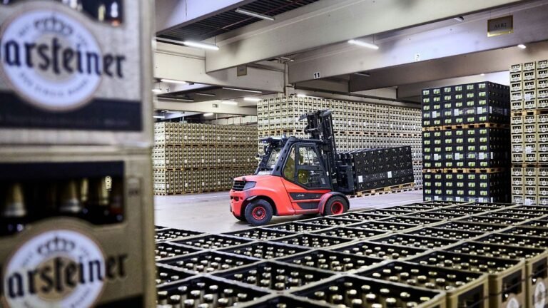 Ein-Gabelstapler-ist-in-der-Logistik-der-Warsteiner-Brauerei-zwischen-Bierkaesten-unterwegs.jpg