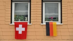 Eine-deutsche-und-eine-Schweizer-Flagge-haengen-am-Dienstag-02-02-2010-in-Klingenthal-Sachsen-am-Fen.jpeg